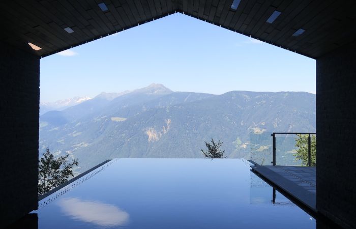 Blick aus dem Infinity Pool des Hotel Miramonti in Südtirol